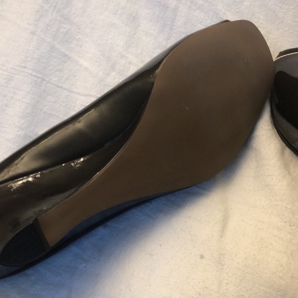 Etienne Aigner Faux Patent leather wedge size 8 - Picture 7 of 10